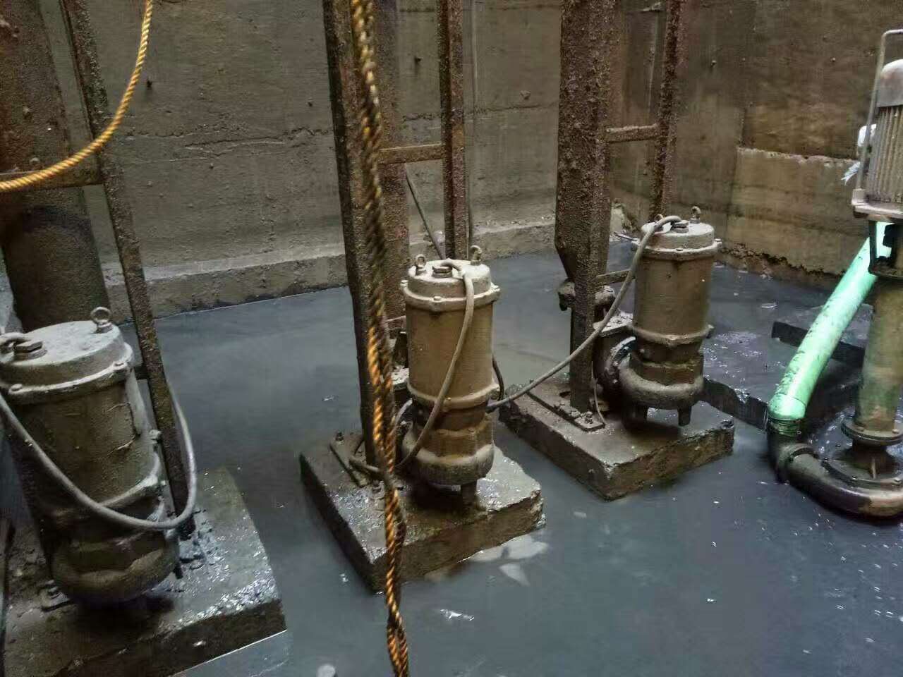 加茂镇污水池清理